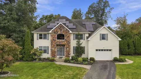 3 Crosby Ln, Port Monmouth, NJ 07758
