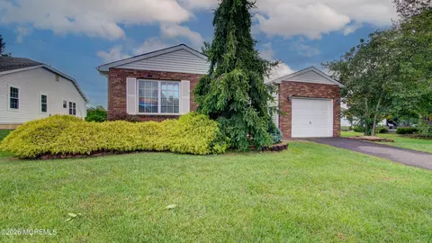 4 Lesley Dr, Marlboro, NJ 07746