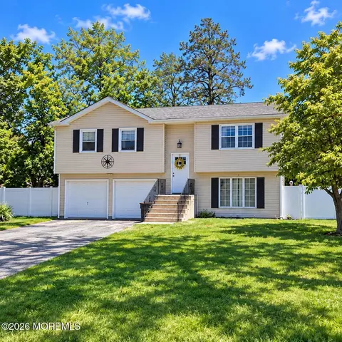 555 Oregon Ave, Brick, NJ 08724