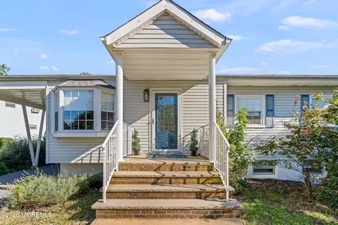 7 Kentucky Dr, Hazlet, NJ 07730