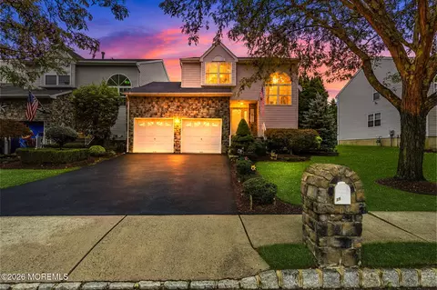 39 Hummingbird Ct, Marlboro, NJ 07746