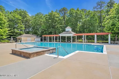 624 Sophee Ln, Lakewood, NJ 08701