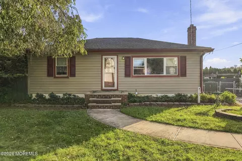371 Sweetbriar St, Keyport, NJ 07735