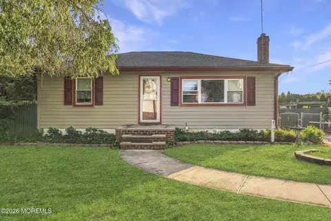 371 Sweetbriar St, Keyport, NJ 07735