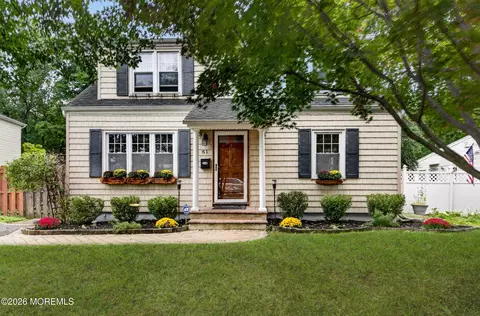 61 Alameda Ct, Shrewsbury, NJ 07702