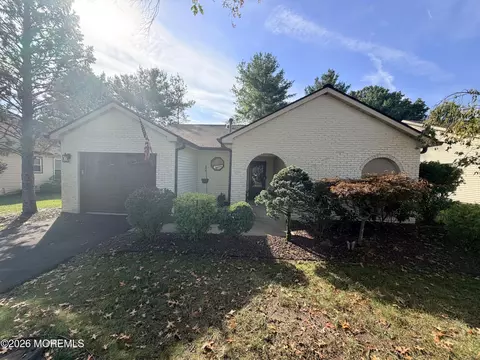 7 Hampton Dr, Marlboro, NJ 07746