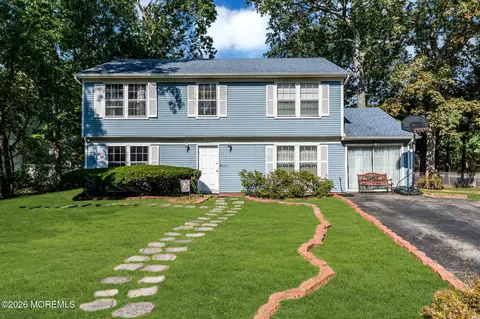 6 Riverwood Ct, Toms River, NJ 08757
