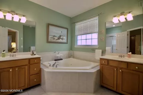 Bath - 44 Marlow Dr, Jackson, NJ 08527 photo 1 of 2