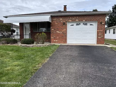 13 Newcastle Ct, Toms River, NJ 08757