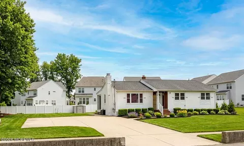 17 S Main St, Marlboro, NJ 07746