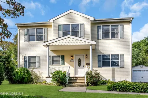 652 Brookside Dr, Belford, NJ 07718