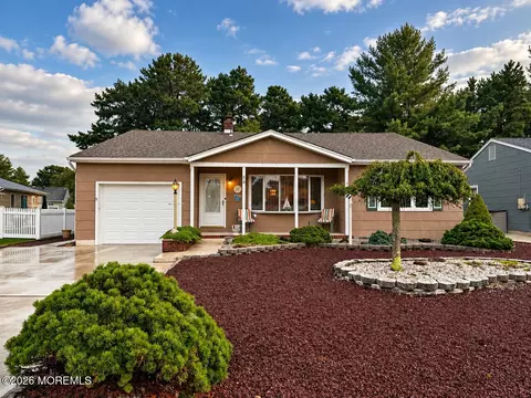 20 Auburn Rd, Toms River, NJ 08757
