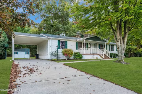 17 Tanglewood Dr, Cream Ridge, NJ 08514