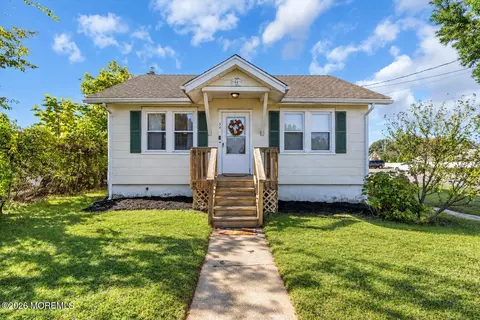 54 Edward Ave, Belford, NJ 07718