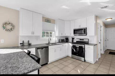Kitchen - 565 Mark Dr #DR, Brick, NJ 08723 photo 2 of 3