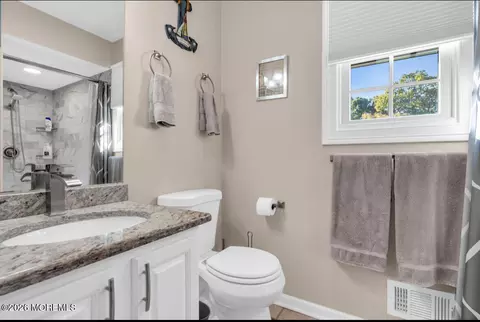 Bath - 565 Mark Dr #DR, Brick, NJ 08723 photo 2 of 4