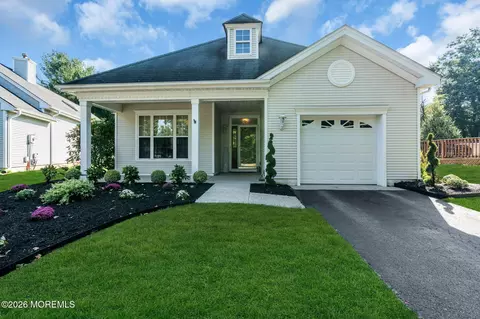 26 Springlawn Dr, Lakewood, NJ 08701
