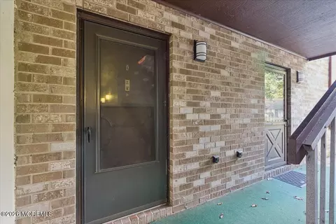 127 Amberly Dr #D, Manalapan, NJ 07726