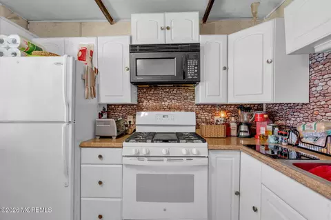 Kitchen - 29 Antonia Dr, Jackson, NJ 08527 photo 1 of 2