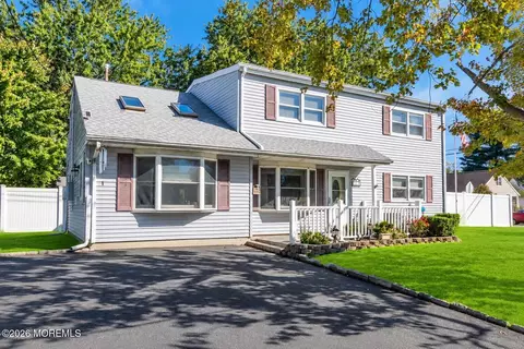 15 Hemingway Dr, Hazlet, NJ 07730