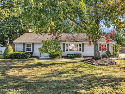 484 Apple Valley Dr, Belford, NJ 07718