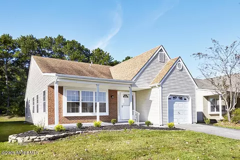 17 Trent Dr, Toms River, NJ 08757
