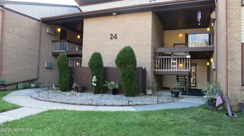 24 E Meadow Green Cir, Manalapan, NJ 07726