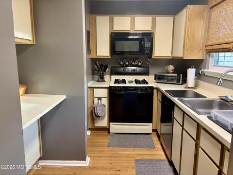 Kitchen - 401 Geranium Ct, Jackson, NJ 08527 photo 2 of 2