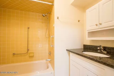 11 Western Reach, Red Bank, NJ 07701