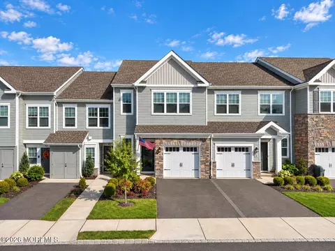 40 Chapel Ln, Wall, NJ 07753