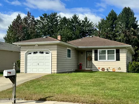 10 Biscayne St, Toms River, NJ 08757