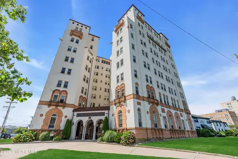 400 Deal Lake Dr #8A, Asbury Park, NJ 07712