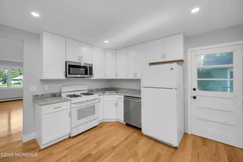 7 Bellflower Ct, Toms River, NJ 08755