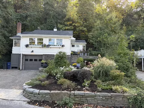 29 Bayside Dr, Atlantic Highlands, NJ 07716