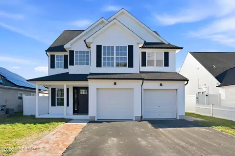 31 Dolphin Cir W, Bayville, NJ 08721