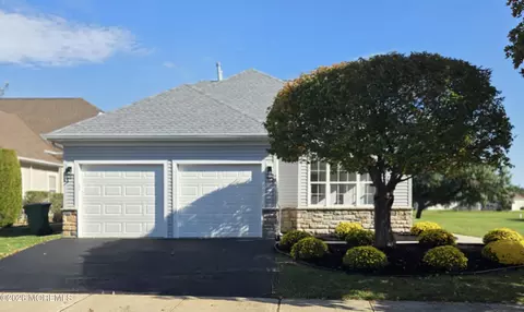 29 Arcadia Dr, Manchester, NJ 08759