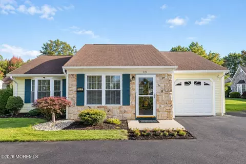 121 Farnworth Close, Freehold, NJ 07728