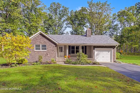 15 Hendrickson Dr, Cream Ridge, NJ 08514