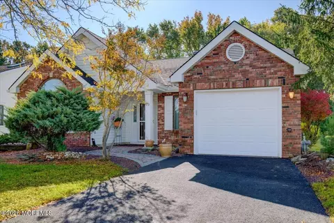 19 Hampton Dr, Marlboro, NJ 07746