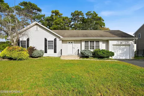 1512 Bismarck St, Toms River, NJ 08757