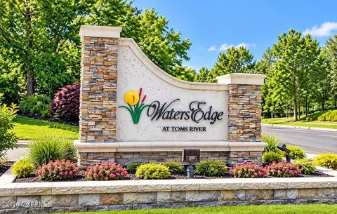 911 Waters Edge Dr #911, Toms River, NJ 08753