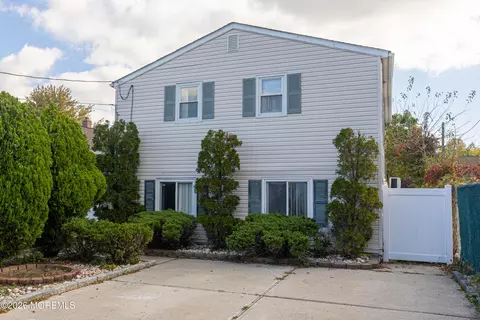 12 Jacobson St, Sayreville, NJ 08872