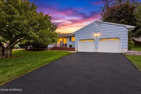 42 Hidden Stream Rd, Freehold, NJ 07728