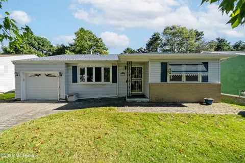 92 Castleton Dr, Toms River, NJ 08757