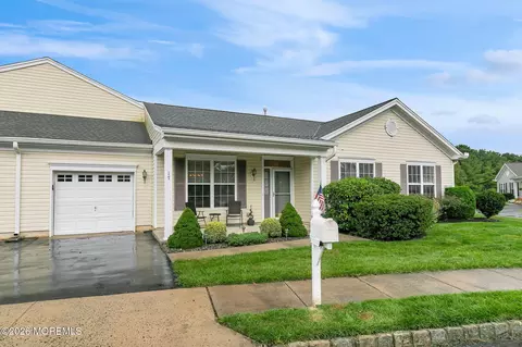 17 Greylawn Dr, Lakewood, NJ 08701