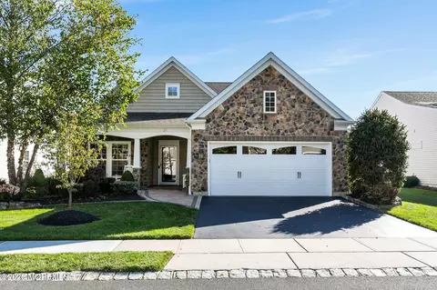 23 W Chaucer Ln, Farmingdale, NJ 07727