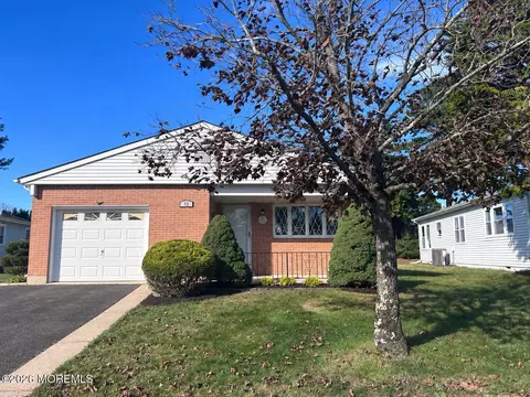 12 Lismore Dr, Toms River, NJ 08757
