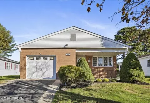 12 Lismore Dr, Toms River, NJ 08757