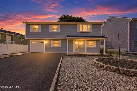 4 Harbor View Ln, Toms River, NJ 08753