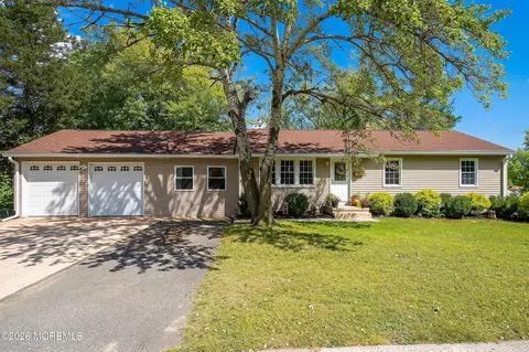 8 Hampton Rd, Howell, NJ 07731